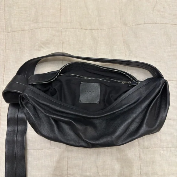 COS EUC banana bag (leather) - Picture 2 of 6